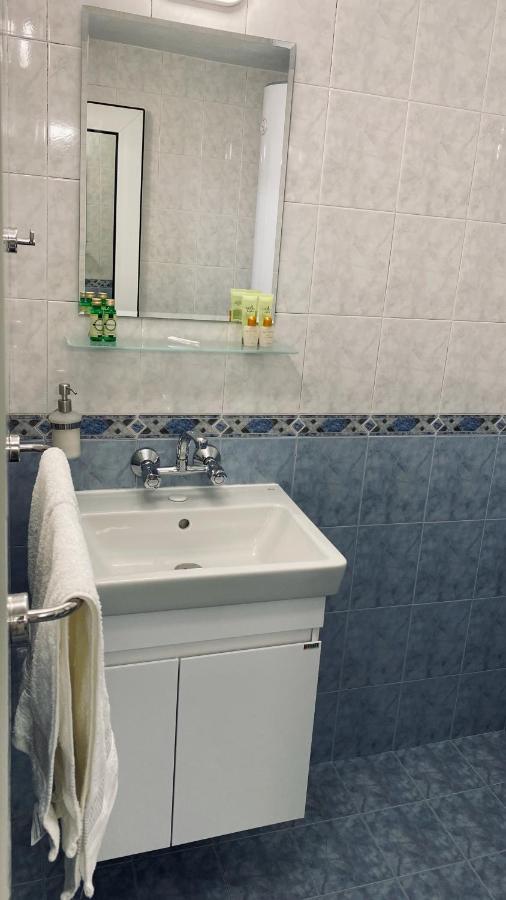 Centrally Located Apartment In Varna Esterno foto