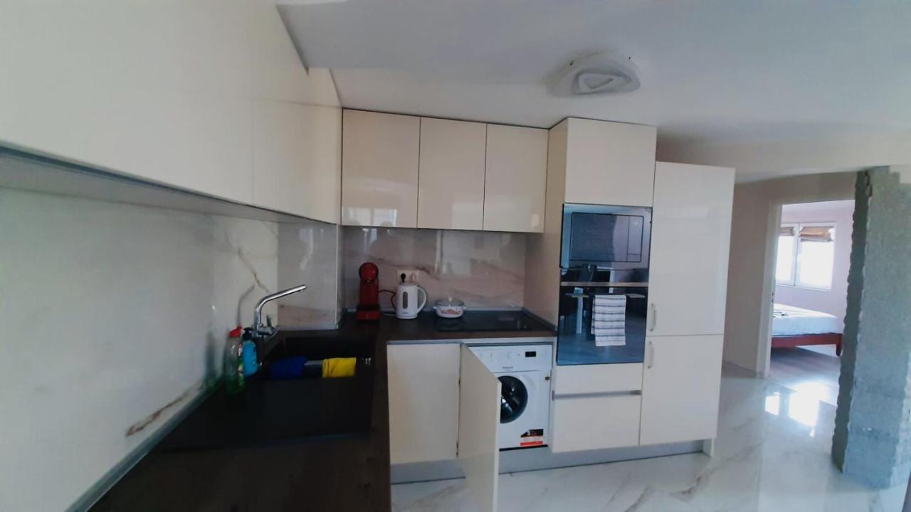 Centrally Located Apartment In Varna Esterno foto