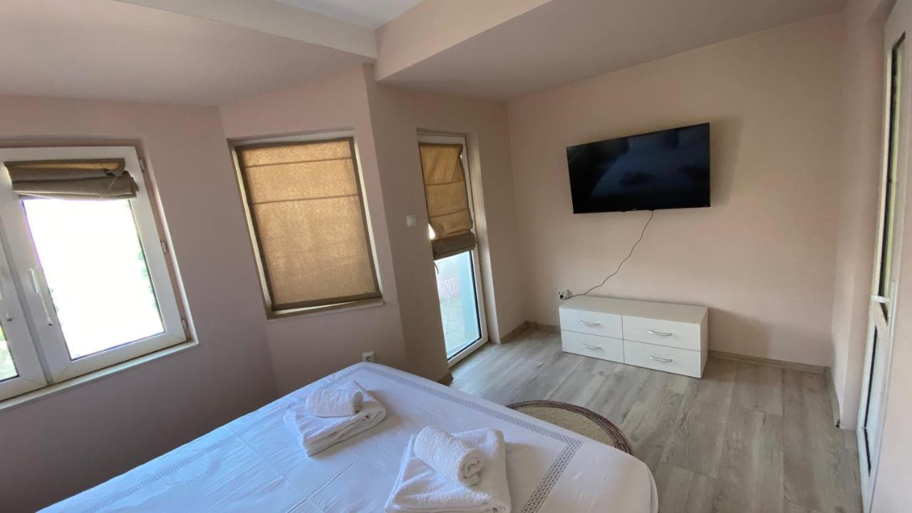 Centrally Located Apartment In Varna Esterno foto
