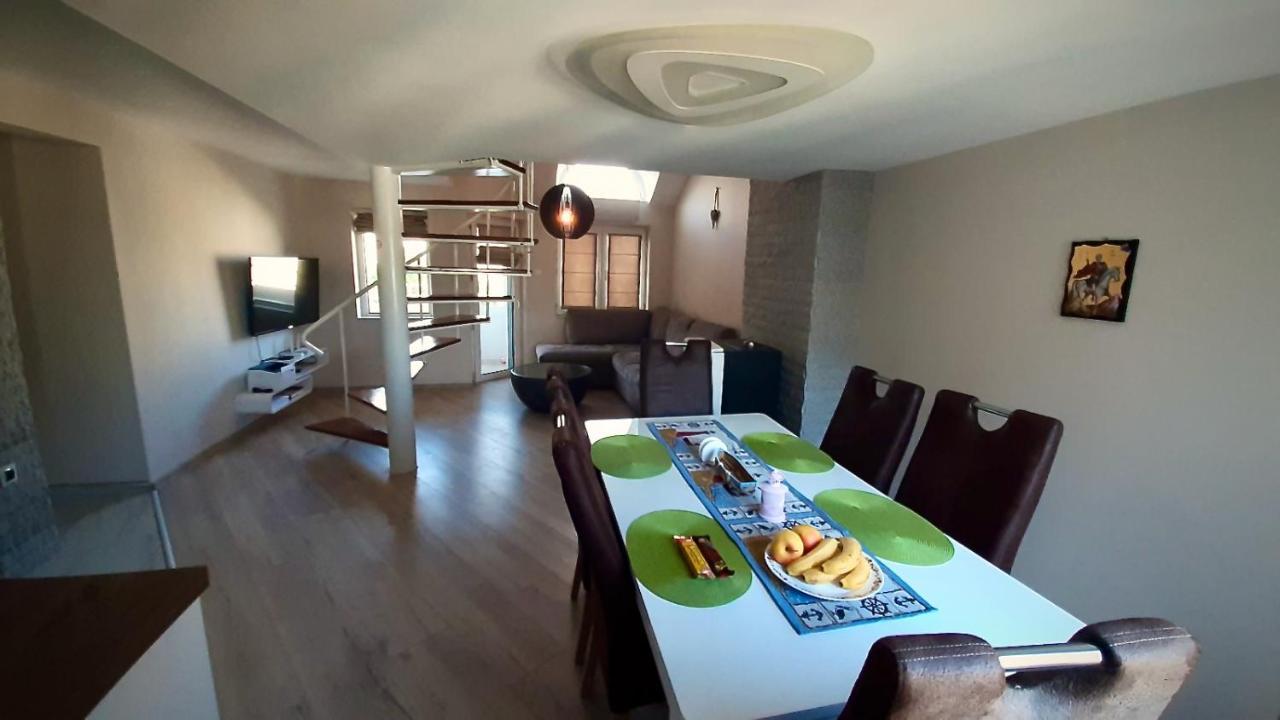 Centrally Located Apartment In Varna Esterno foto