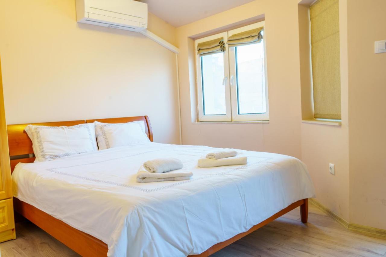 Centrally Located Apartment In Varna Esterno foto
