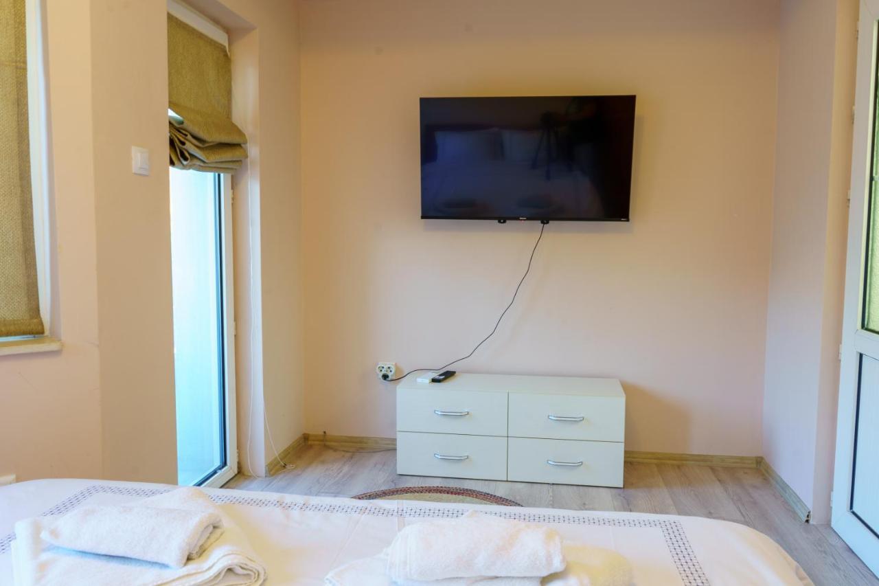 Centrally Located Apartment In Varna Esterno foto
