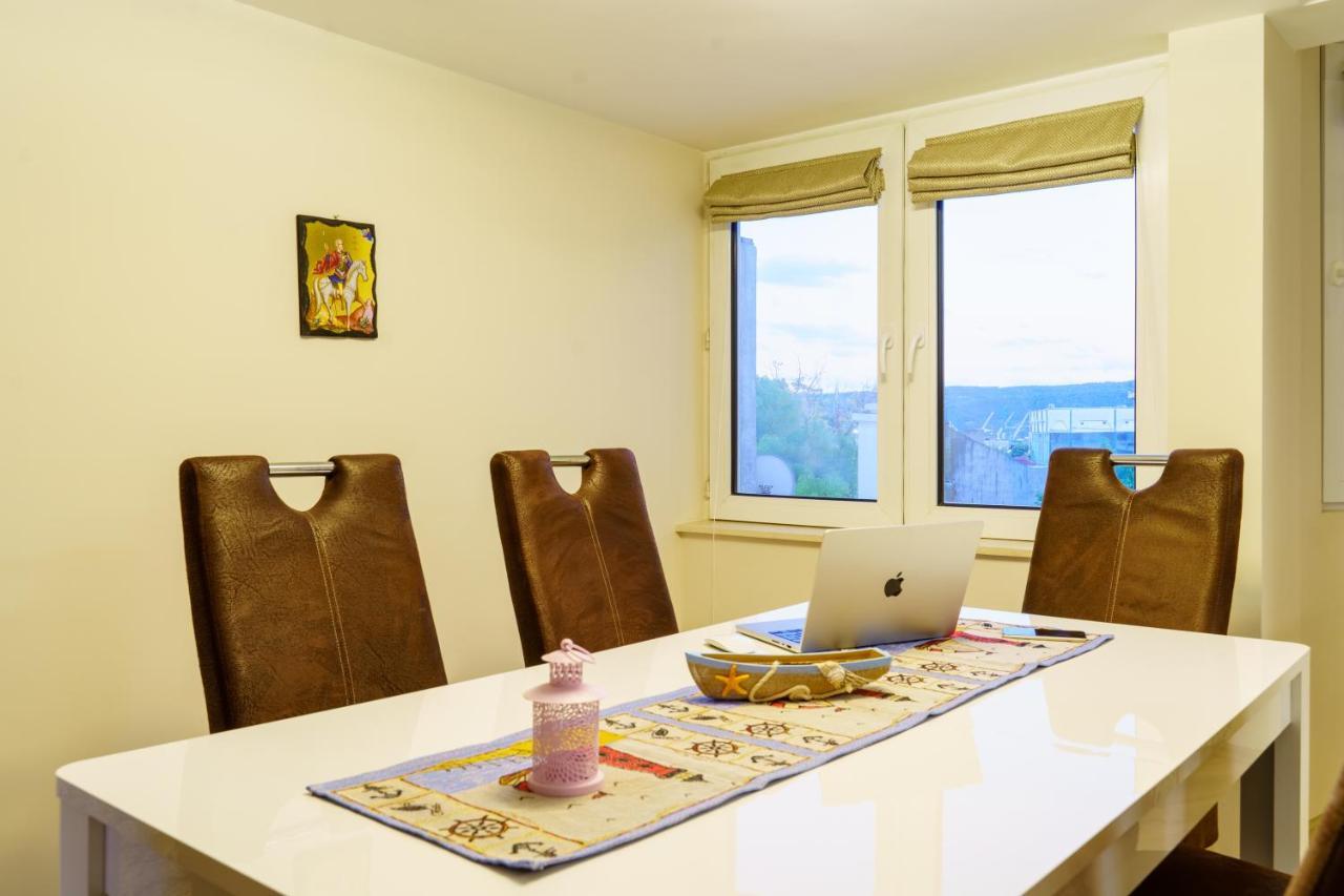 Centrally Located Apartment In Varna Esterno foto