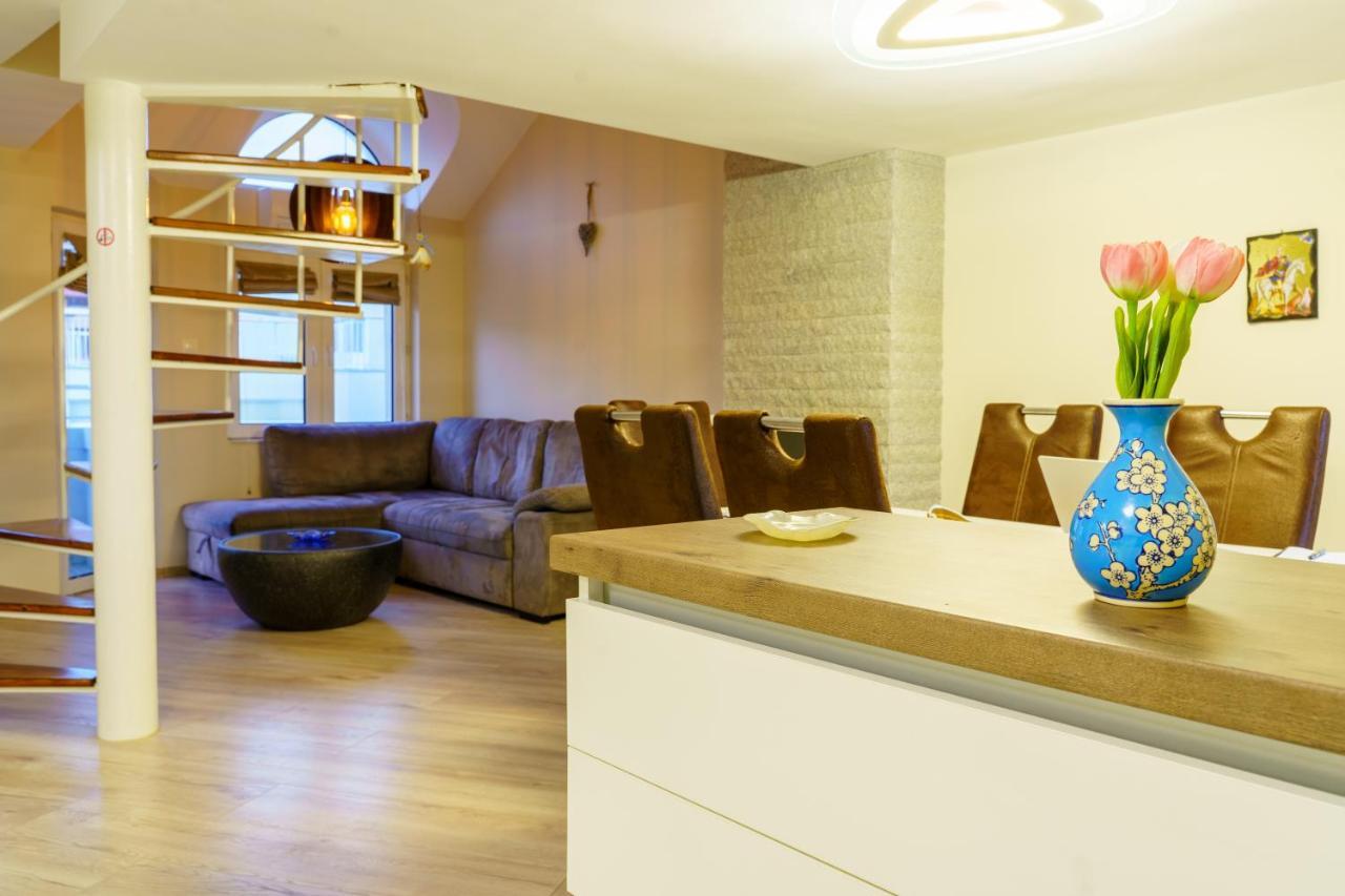 Centrally Located Apartment In Varna Esterno foto