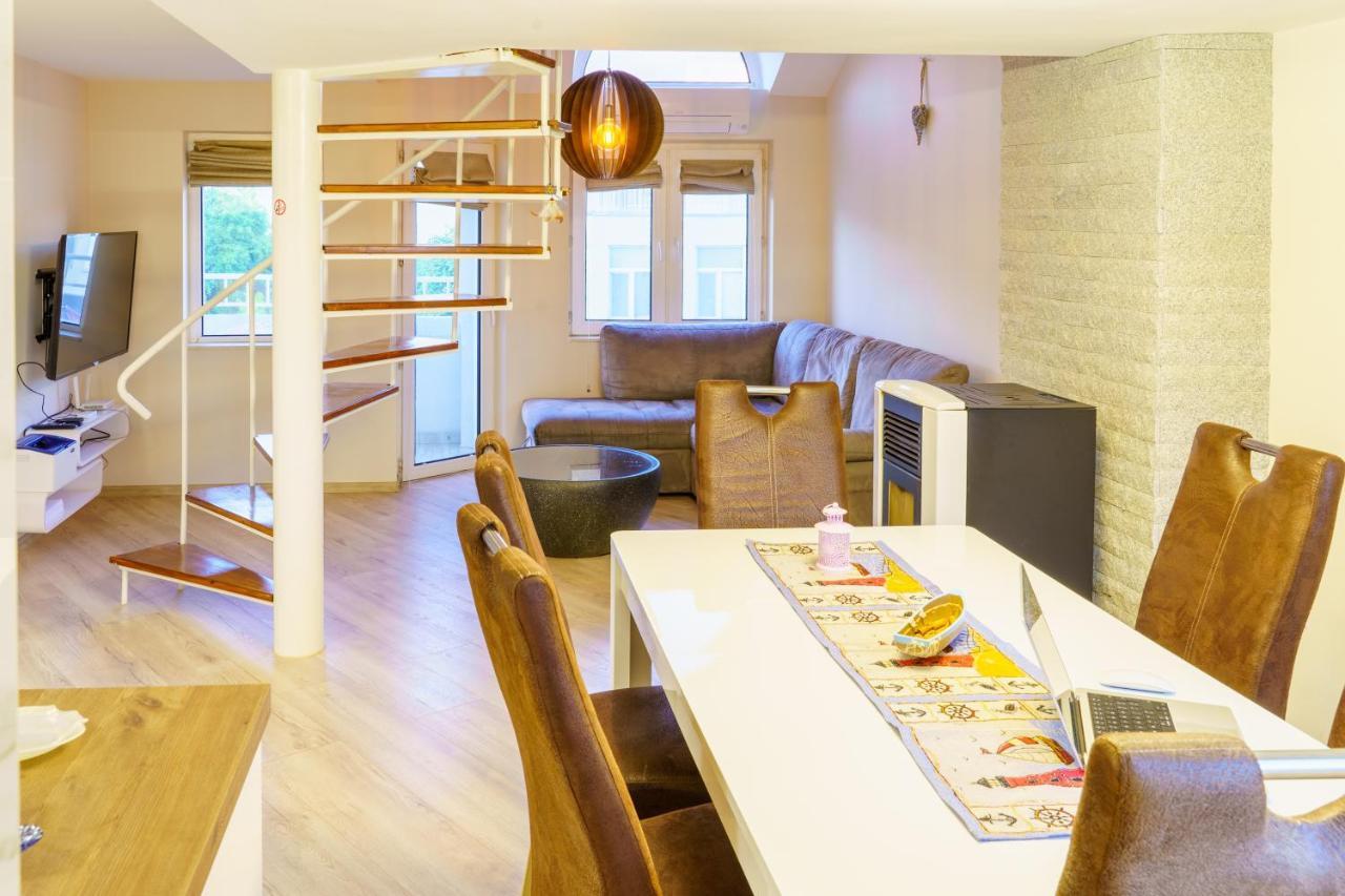 Centrally Located Apartment In Varna Esterno foto