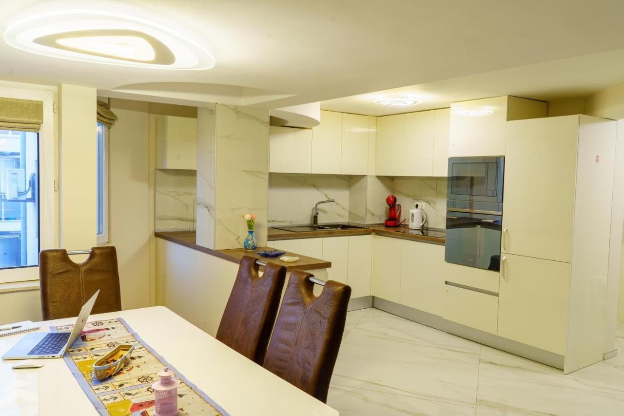 Centrally Located Apartment In Varna Esterno foto