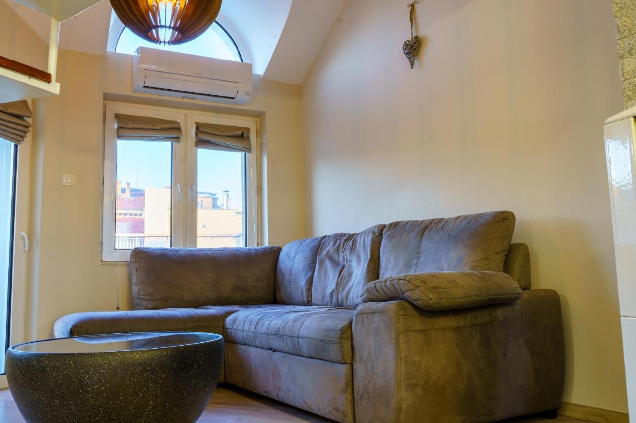 Centrally Located Apartment In Varna Esterno foto